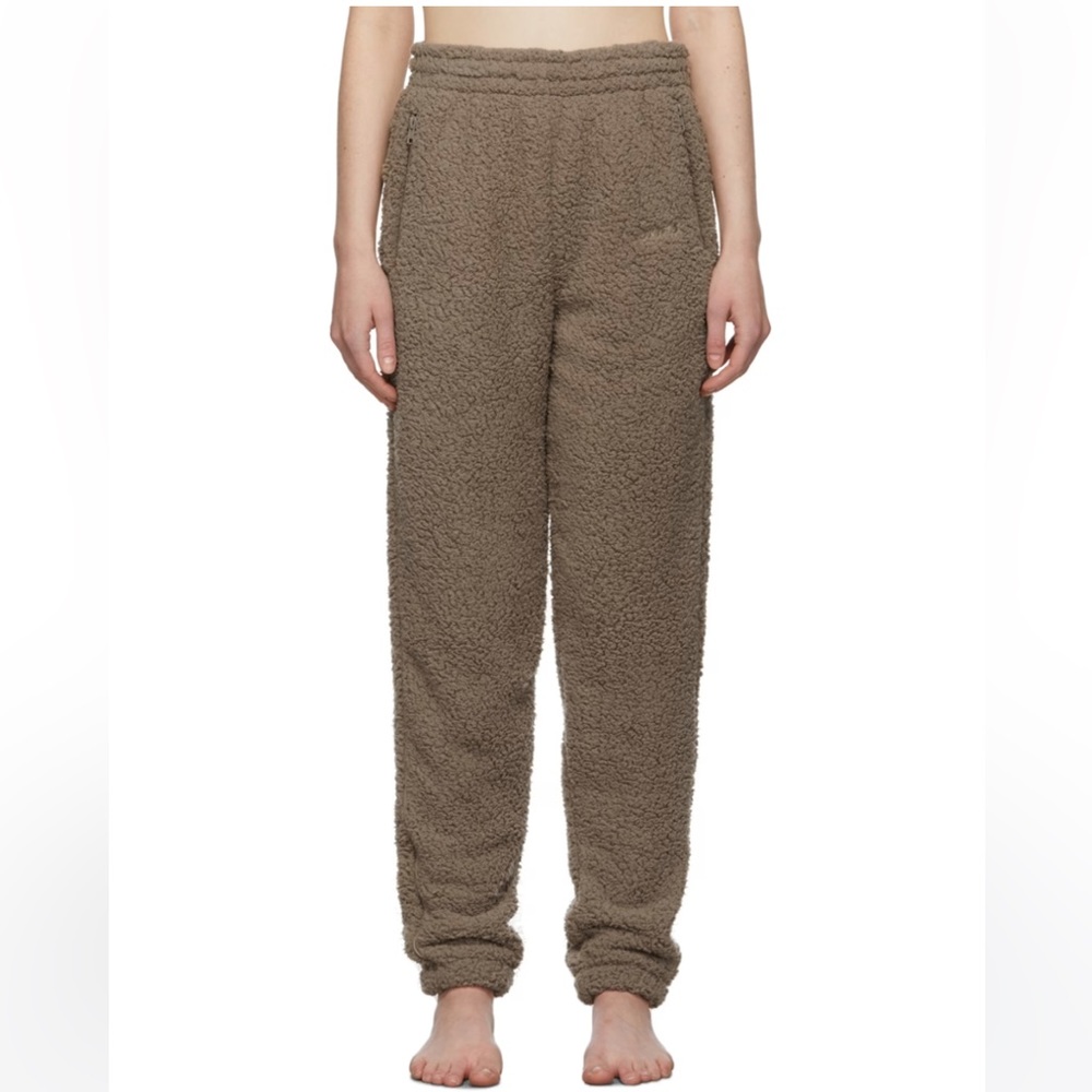 SKIMS NWT Teddy Jogger Lounge Pants with concealed drawstring & Pockets.